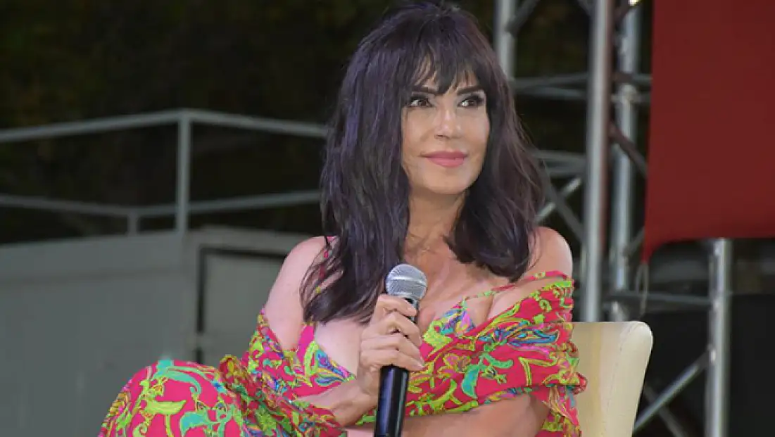 Ayşegül Aldinç’ten Instagram Eleştirisi Asansöre Binerken Bile Poz Veriyorlar!