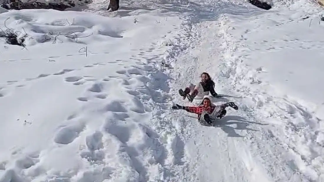 Çocukların karın keyfini tepsi ve bidonlarla çıkardı