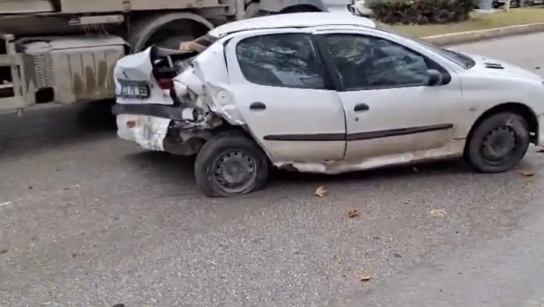 Elazığ'da iki otomobil çarpıştı: 1'i ağır 2 yaralı