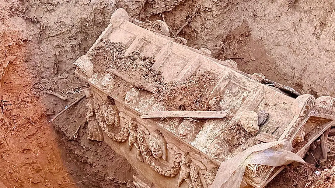 JASAT toprağa gömülü halde sahte lahit buldu