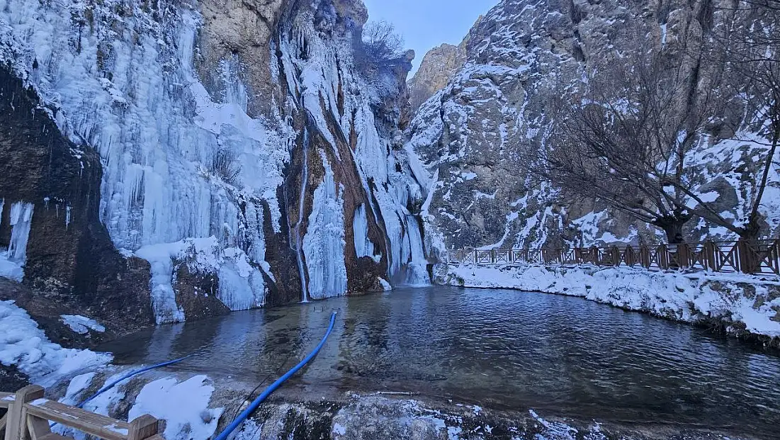 Malatya'da Gürpınar Şelalesi buz tuttu