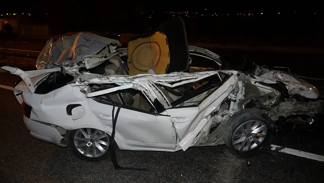 Park halindeki tıra çarpan otomobil hurdaya döndü: 2 yaralı