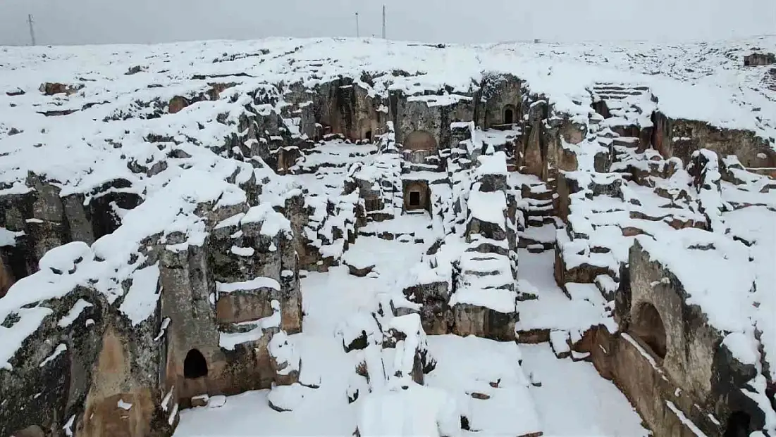 Perre Antik Kenti beyazlara büründü