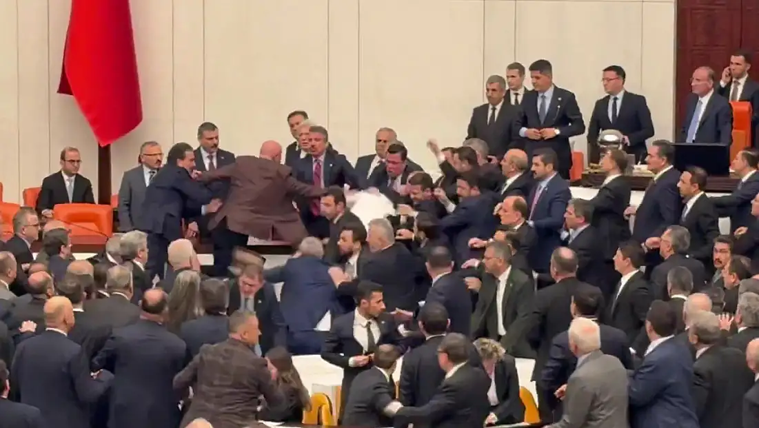 TBMM’de yemin töreni öncesi gerginlik: AK Parti ile CHP’li vekiller arasında arbede