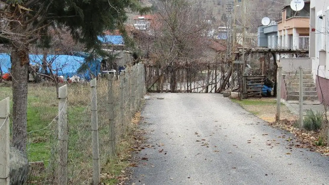 'Tapusu bende' diyerek yolu ulaşıma kapattı