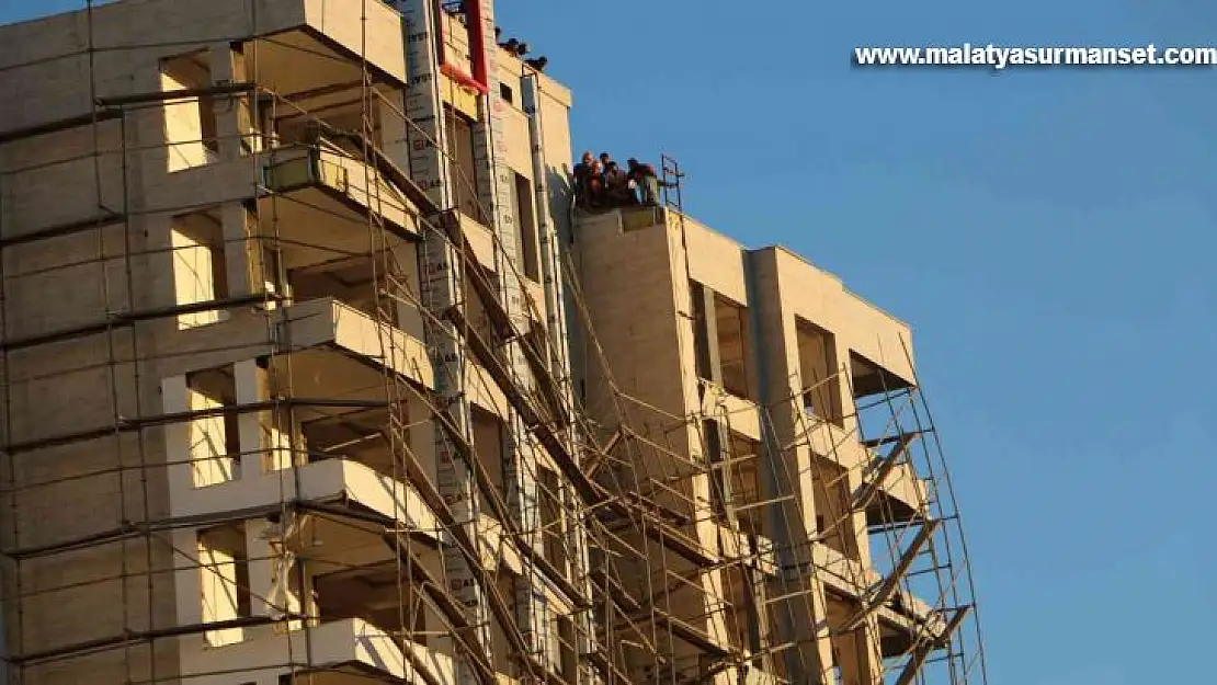 13 katlı binadaki inşaat iskelesi çöktü, işçiler iple hayata tutundu