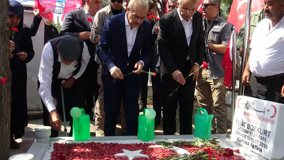 15 Temmuz Şehitleri kabirleri başında dualarla anıldı