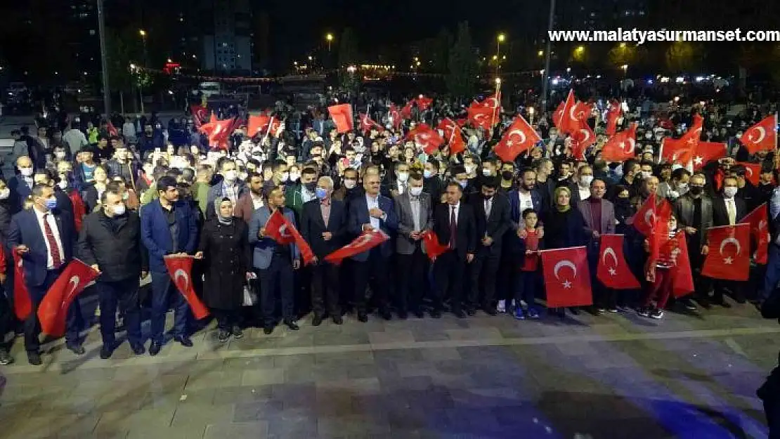 160 metre uzunluğunda Türk bayrağı ve fener alayı Diyarbakır halayı ile devam etti