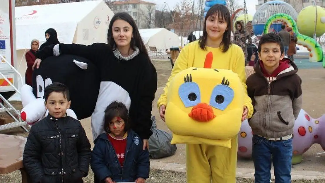 2 kardeş gönüllü olarak depremzede çocukların yüzünü güldürüyor