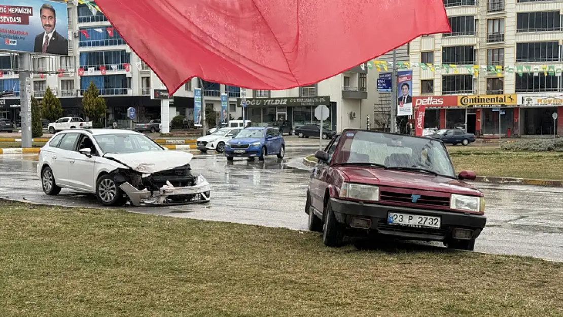 2 Otomobil Çarpıştı, 4 Kişi Yaralandı