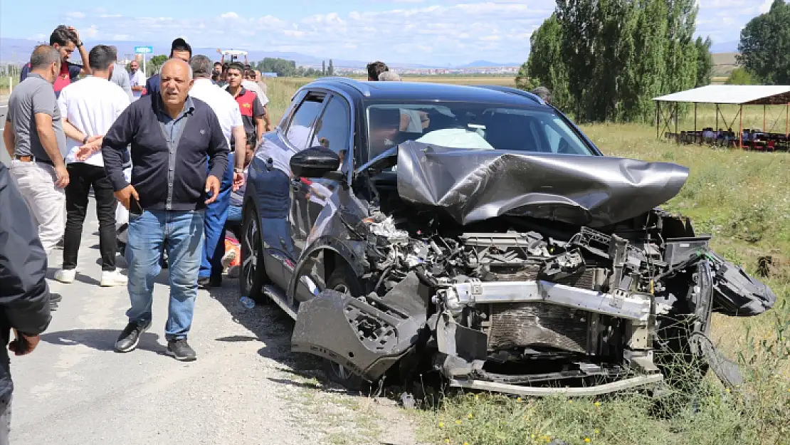 2 Otomobilin Çarpıştığı Kazada 13 Kişi Yaralandı