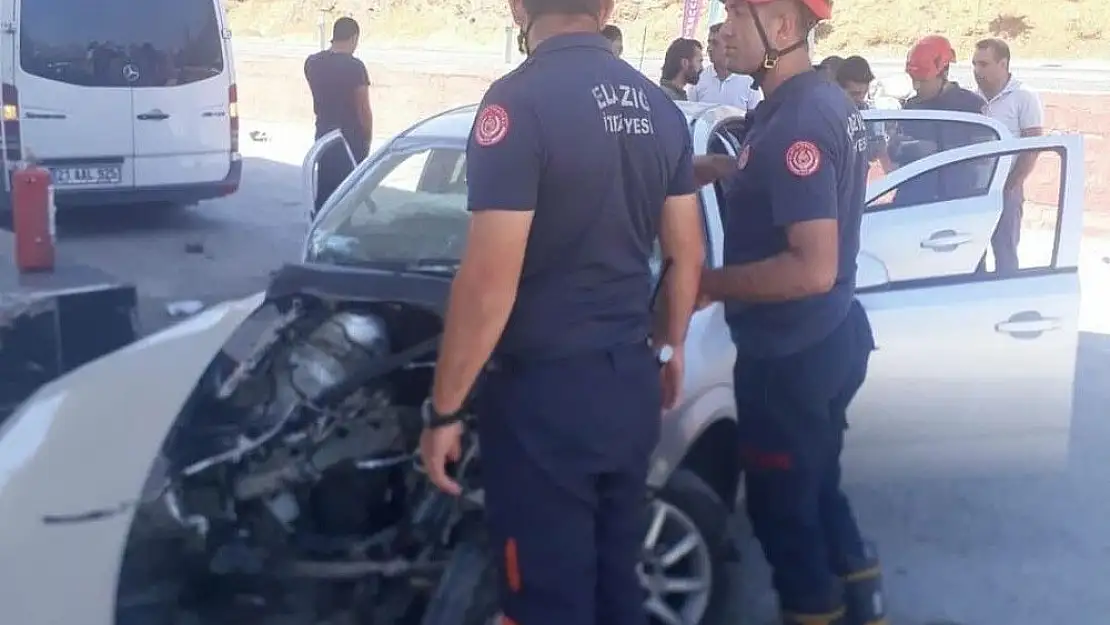 Otomobil, petrol istasyonuna girerek pompaya çarptı: 4 yaralı