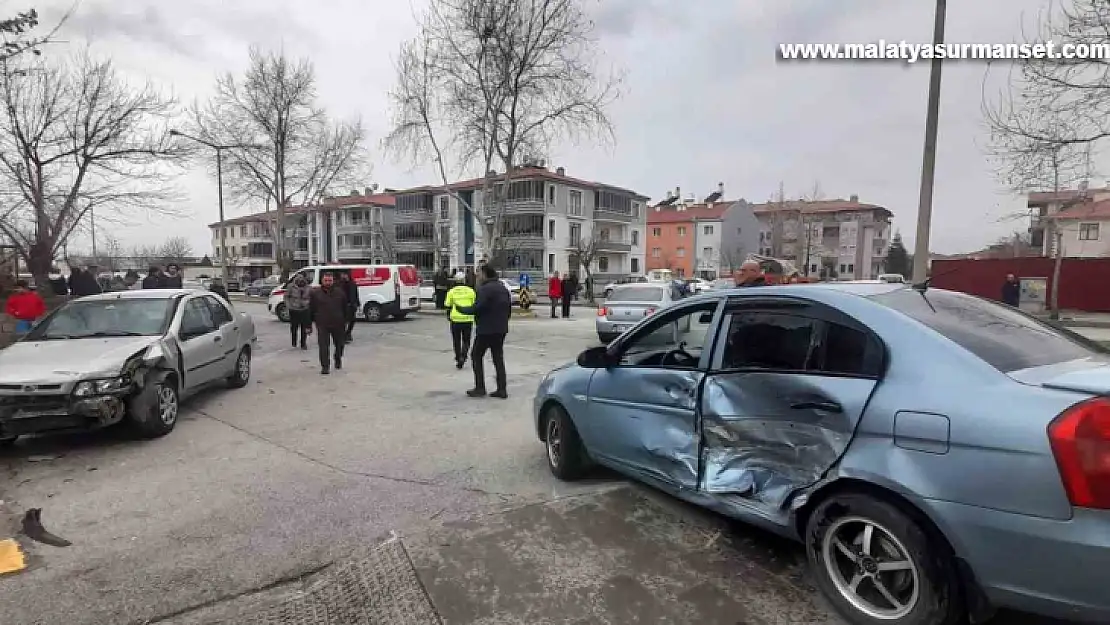 3 araçlı trafik kazası: 1 yaralı