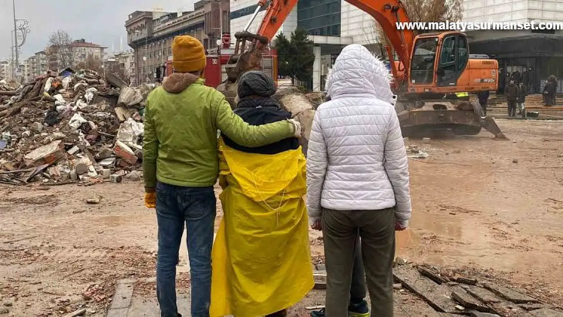 3 çocuğu ve eşiyle 4. kattan zemine kadar düşen daireden sağ kurtuldu