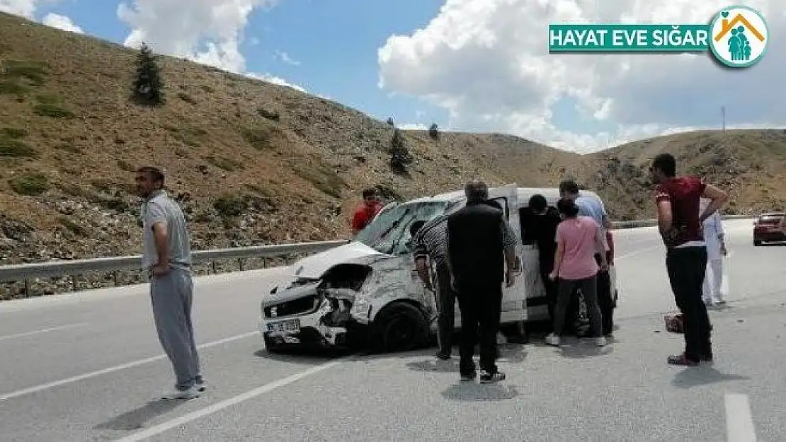 4 kişinin yaralandığı trafik kazasında kadının kolu koptu