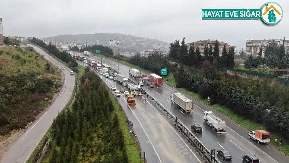 4 kişinin yaralandığı zincirleme trafik kazası, TEM'i trafiğe kapattı