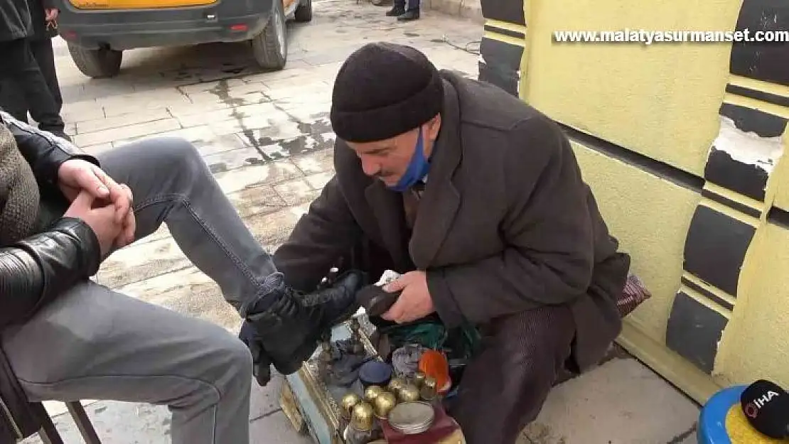 45 yıldır ayakkabı boyayarak evini geçindiriyor