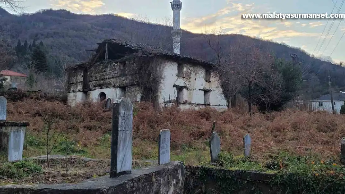 600 yıllık tarihi cami ve mezarlar, defineciler tarafından talan edildi