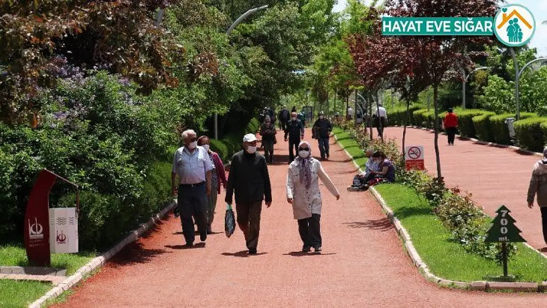 65 yaş üstü vatandaşlar 4 saatliğine sokağa çıktı