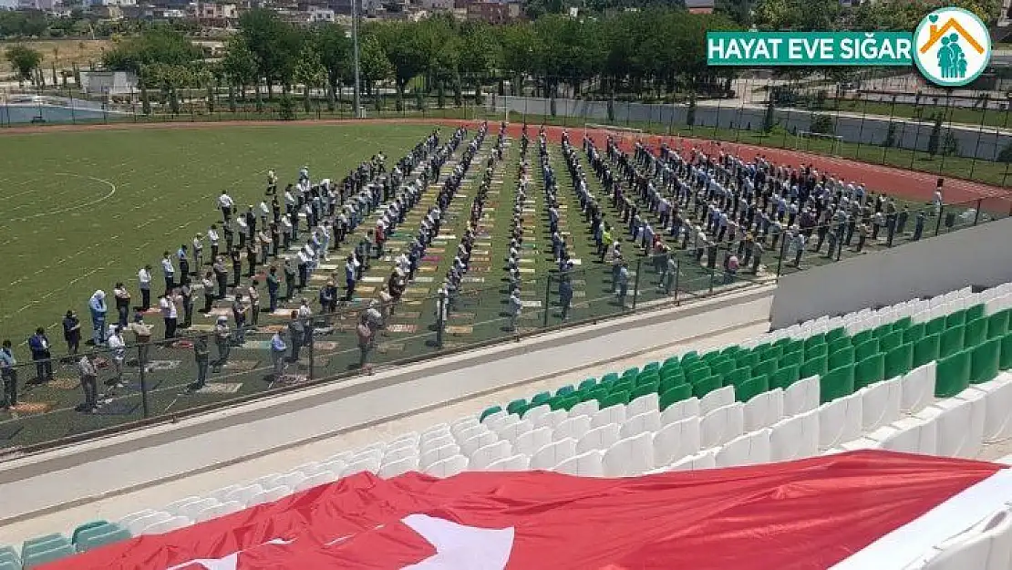 65 yaş ve üstü vatandaşlar cuma namazını cemaatle kıldı