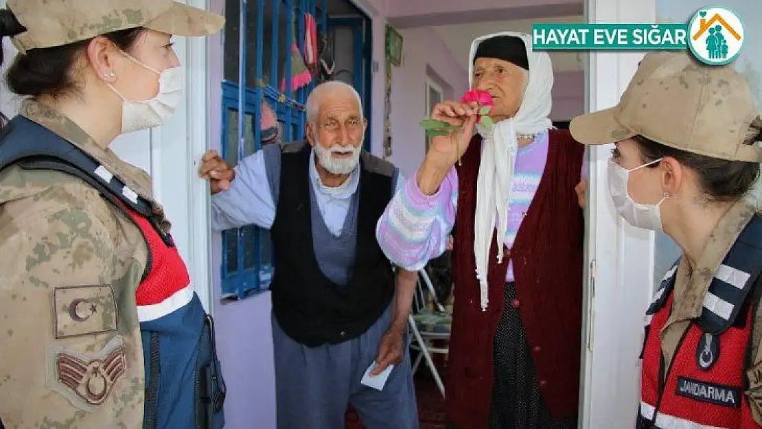 65 yıllık evli  çiftin, Mehmetçikle 'Bayram Harçlığı' diyaloğu gülümsetti
