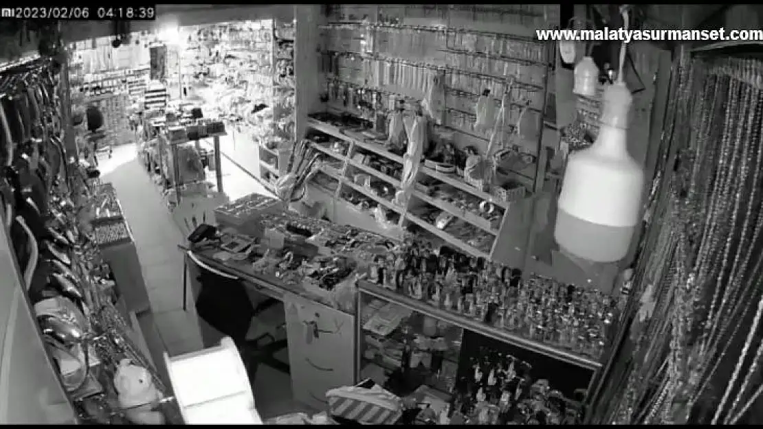 7.4'lük depremin şiddeti kameralara yansıdı