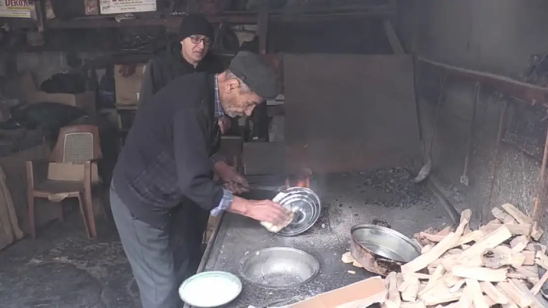 80 yaşındaki kalay ustası, mesleğini 70 yıldır sürdürüyor