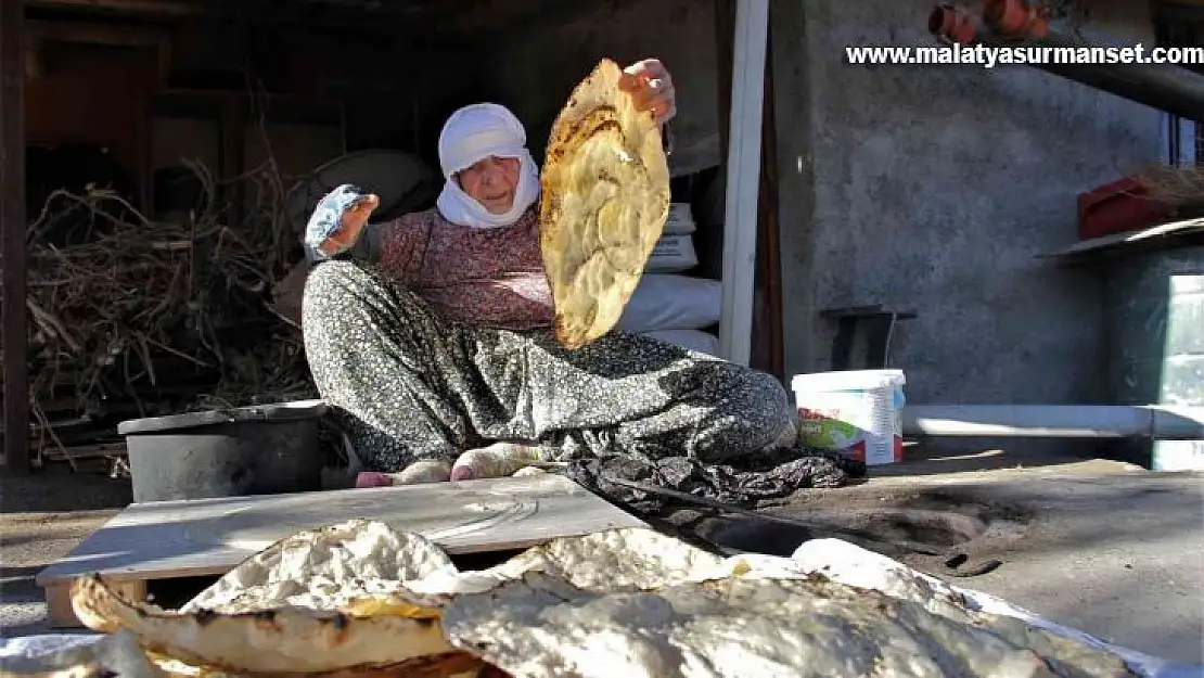 97 yaşındaki Mesude nine, 67 yıldır tandırda ekmek pişirerek geçimini sağlıyor