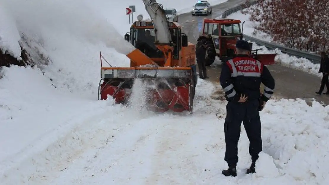 Açılan 4 köy yolu gece yağan kar ile yeniden kapandı