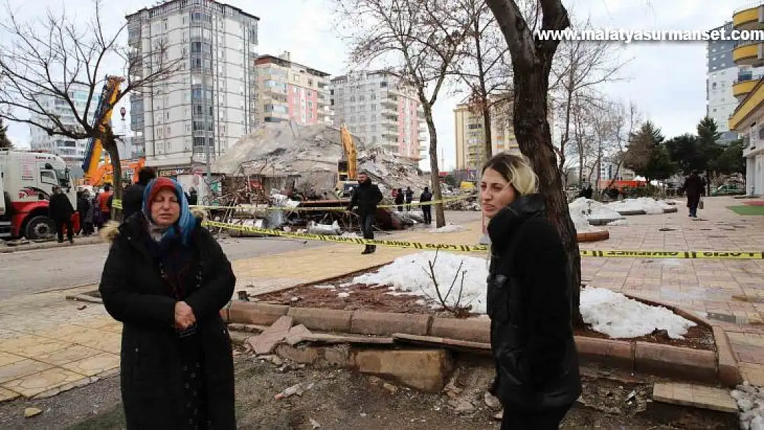 Acılı anne enkaz altındaki 2 çocuğu için gözyaşları arasında yardım istedi