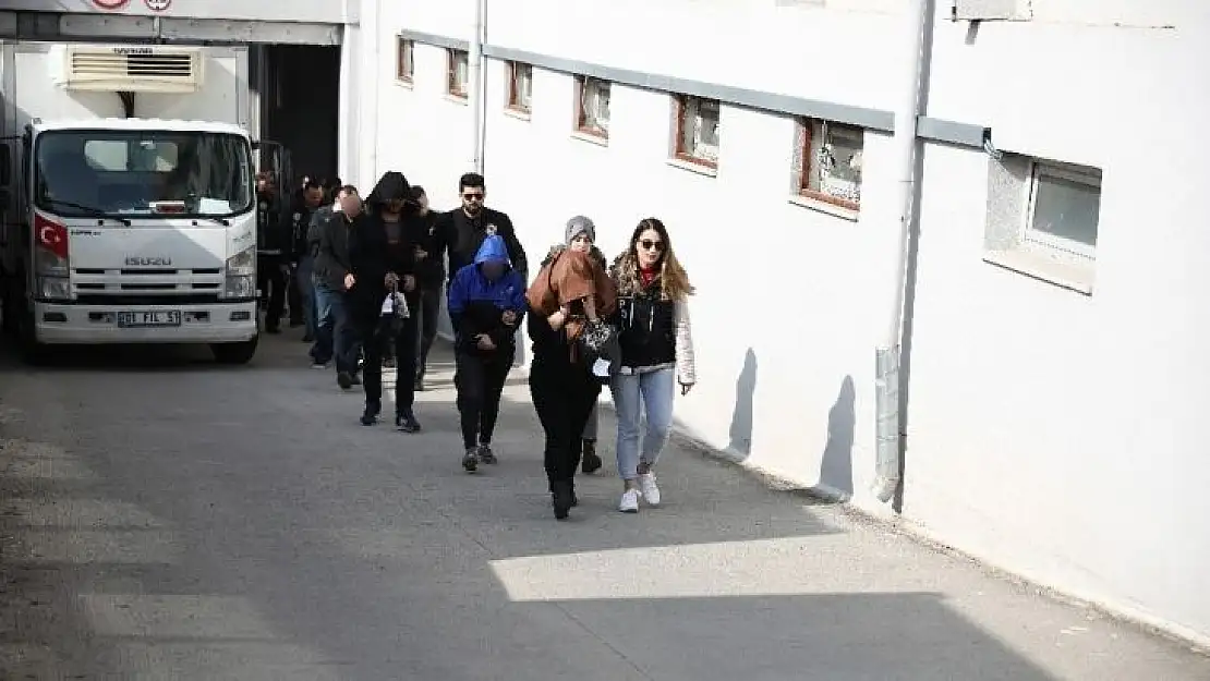 Adana'da 2'si kadın 19 torbacı adliyede