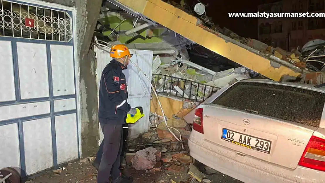 Adıyaman'da ağır hasarlı 4 katlı bina çöktü