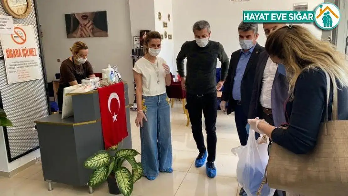 Adıyaman'da berber ve kuaförlere maske dağıttı