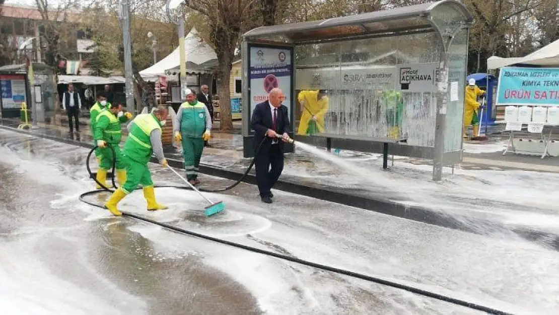 Adıyaman'da cadde ve sokaklar köpüklendi