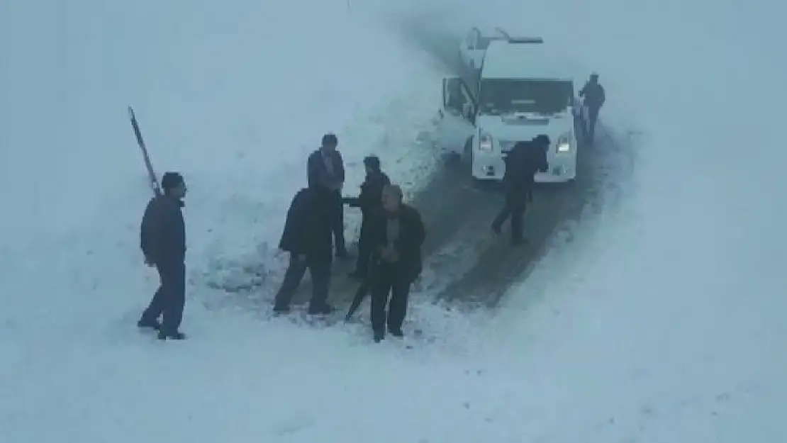 Adıyaman'da çığ düştü, araçlar mahsur kaldı