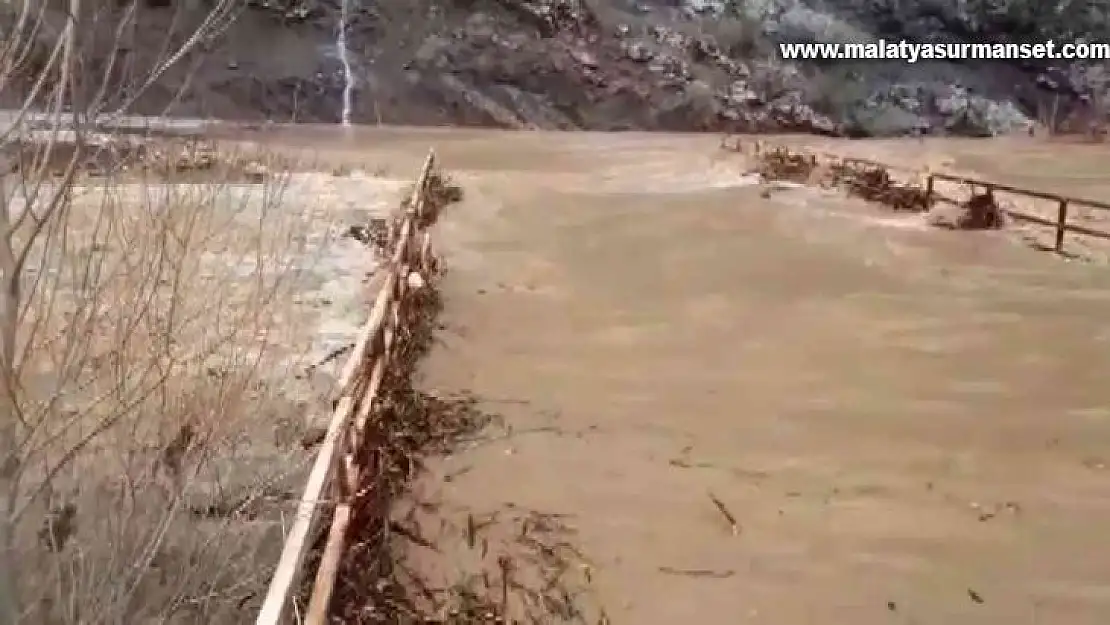 Adıyaman'da dere taştı, köprü suda kayboldu