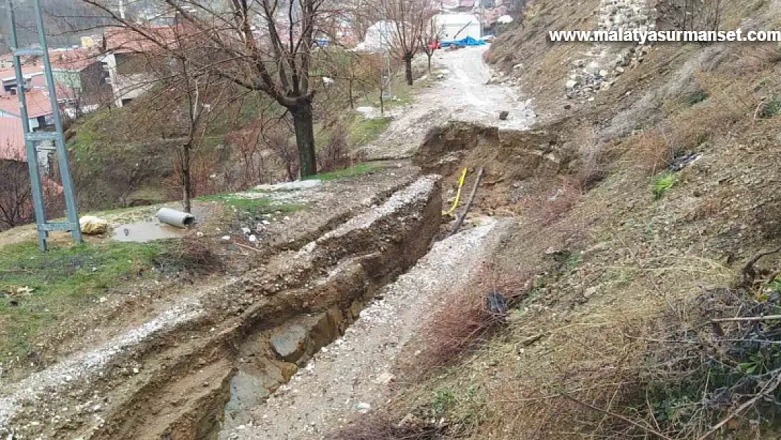 Adıyaman'da heyelan 1 iş makinesi ve otomobili yuttu