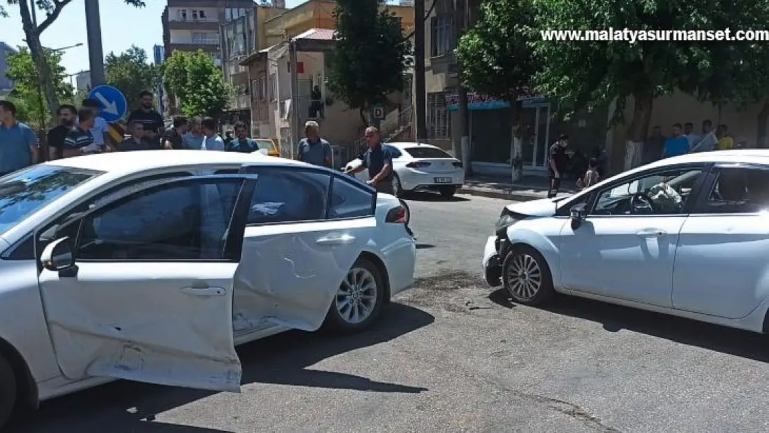 Adıyaman'da iki otomobil çarpıştı: 2 yaralı