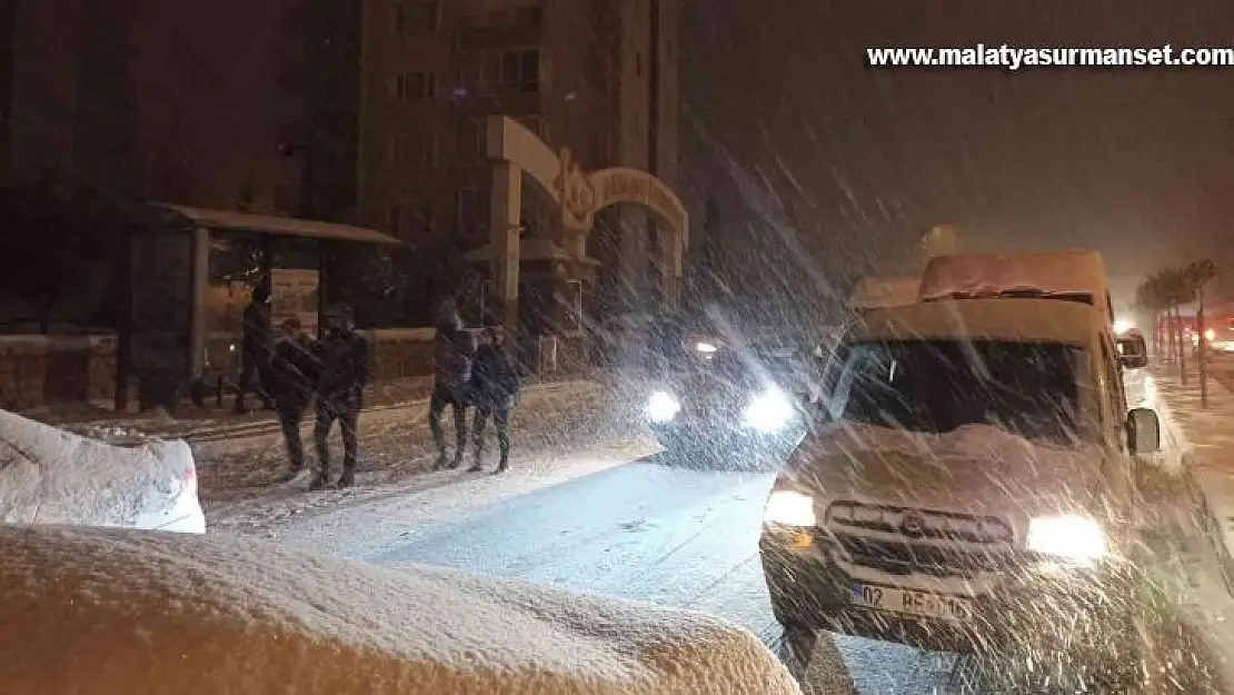 Adıyaman'da kar esareti: Kilometrelerce uzunluğunda araç kuyruğu