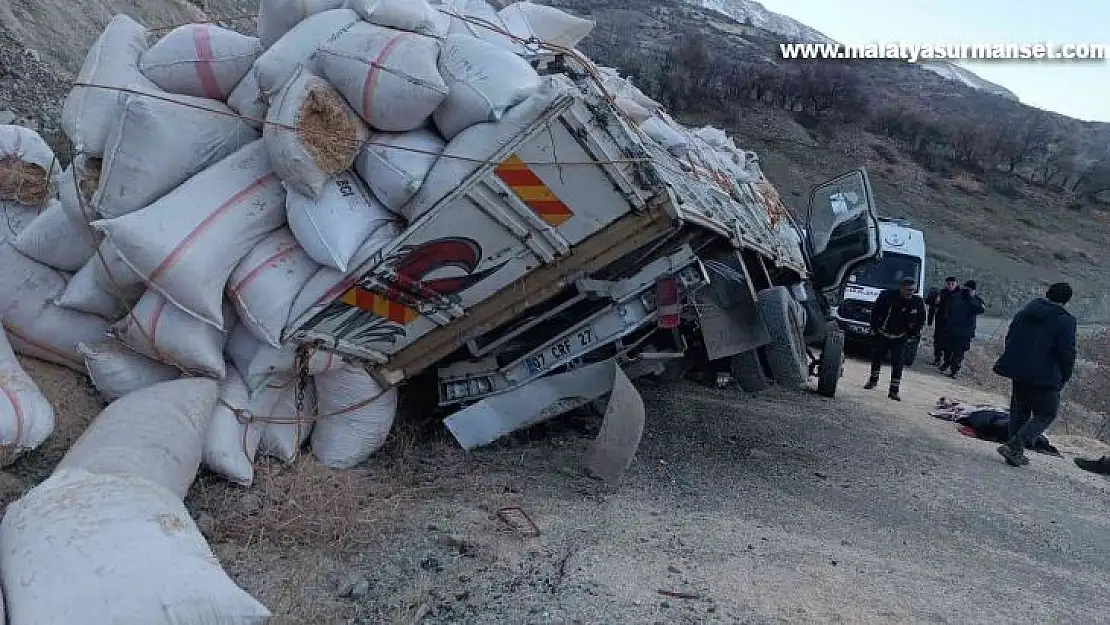 Adıyaman'da saman yüklü kamyon devrildi: 1 ölü