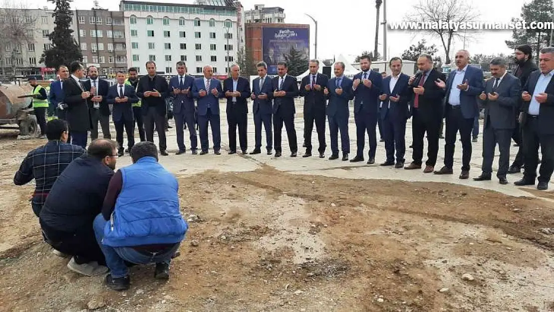 Adıyaman Kent Meydanında kurbanlar dualarla kesildi