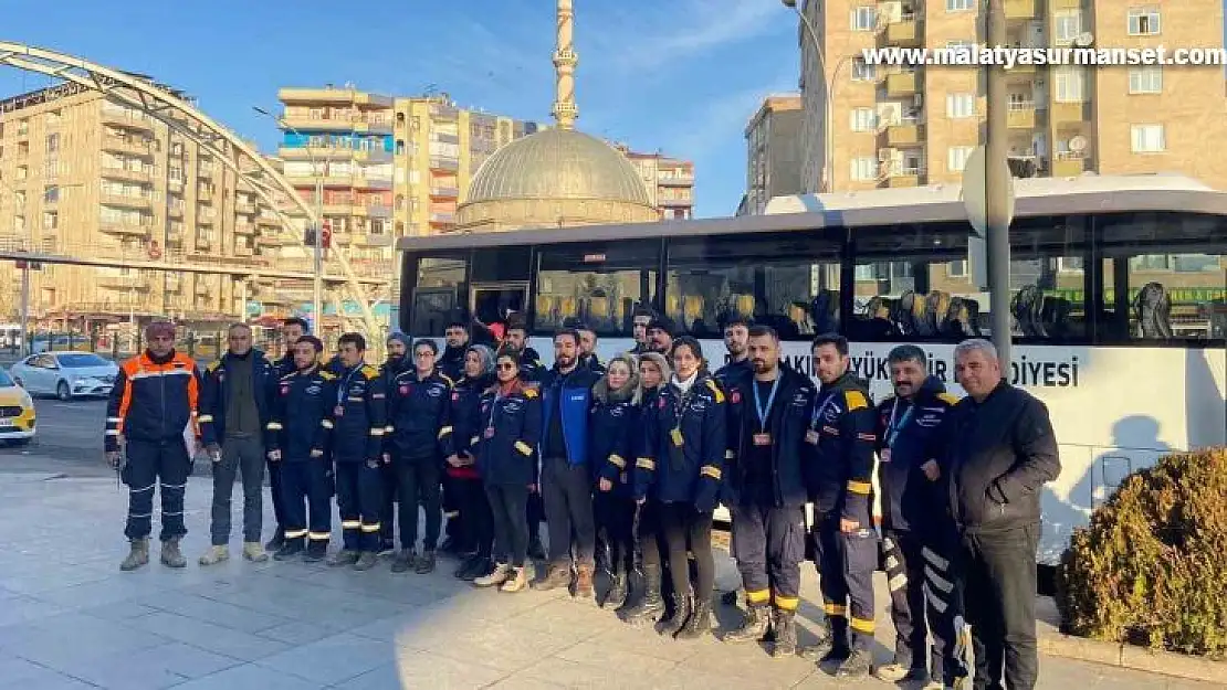 AFAD gönüllüleri deprem bölgesinde yaraları sarmaya devam ediyor