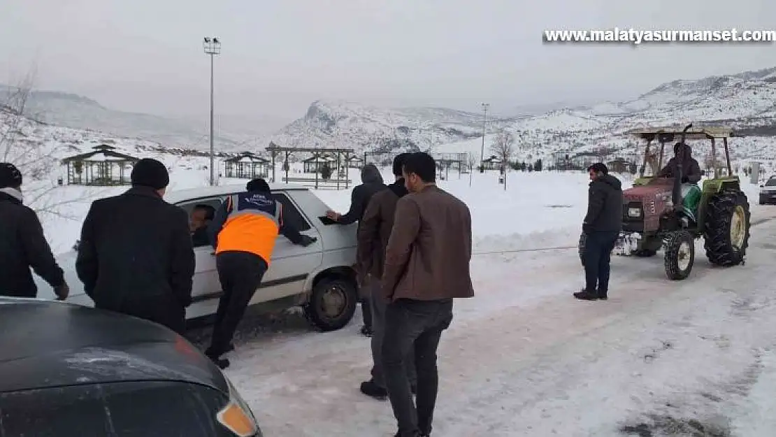 AFAD gönüllüleri karda mahsur kalan vatandaşlara destek çıkarak, sokak hayvanlarına yem bıraktı