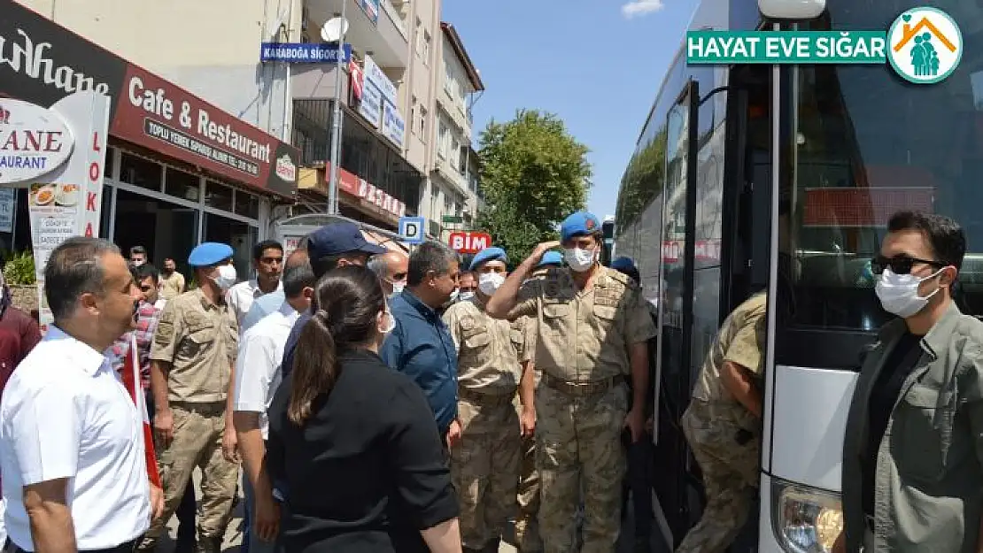 Afrin'den dönen komandolara Besni'de sevgi seli