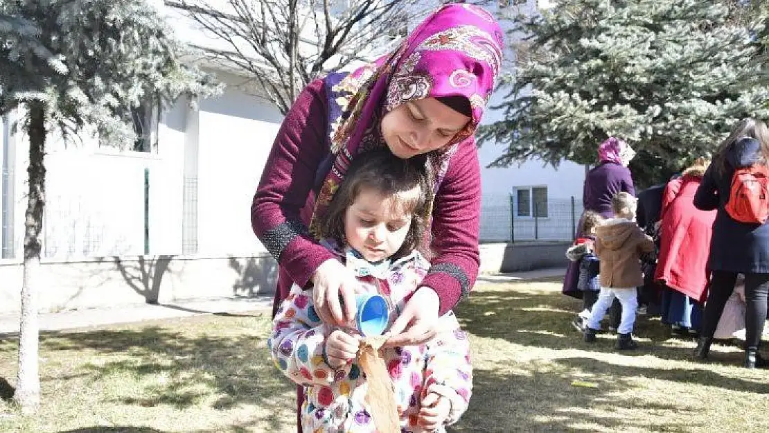Ağaç sevgisi çim adamlarla aşılandı