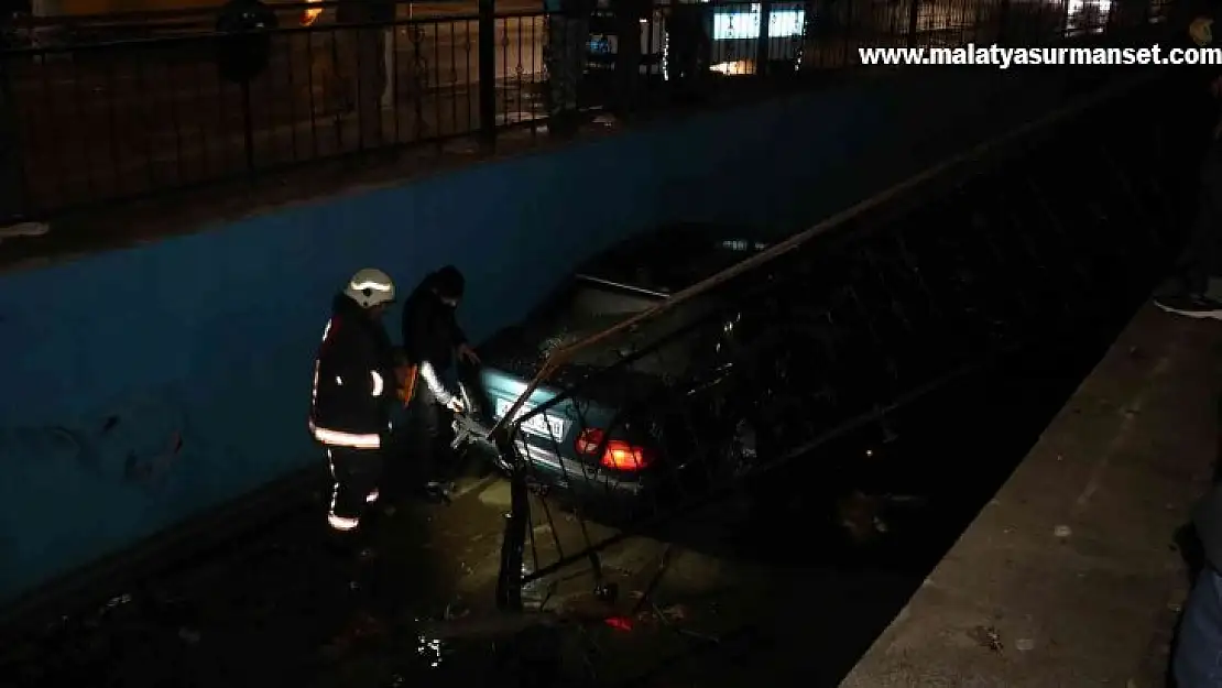 Ağacı yerinden söküp kanala uçtu