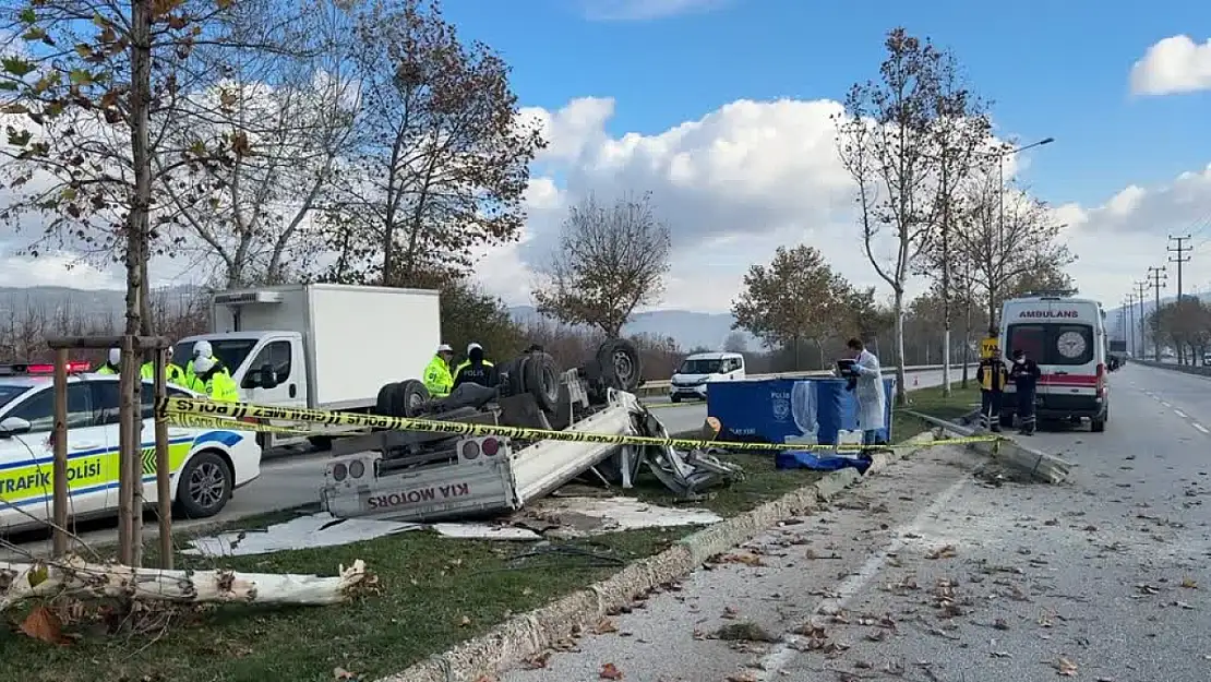 Ağaçlara çarparak devrilen kamyonetteki 2 kişi öldü