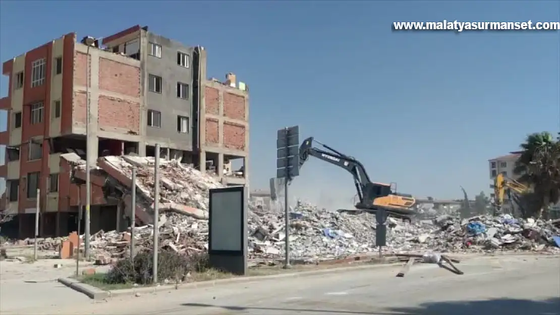 Ağır hasarlı binaların kontrollü yıkımı sürüyor