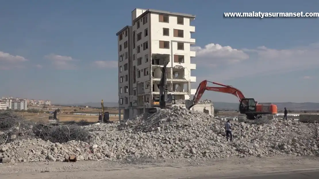 Ağır hasarlı binaların kontrollü yıkımı sürüyor