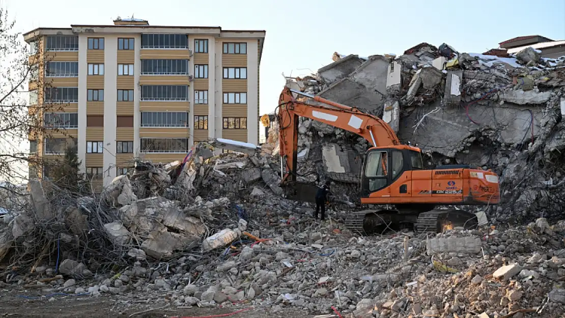 Ağır Hasarlı Binaların Yıkımı Sürüyor